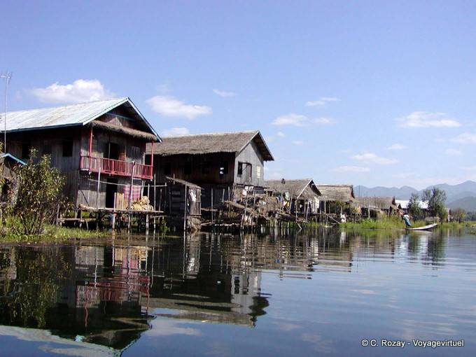 Al pasar frente a las casas del lago, el lago Inle - Myanmar (Birmania)