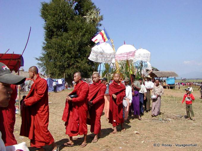 Procesión de monjes en rojo, Taung A, lago Inle - Myanmar (Birmania)