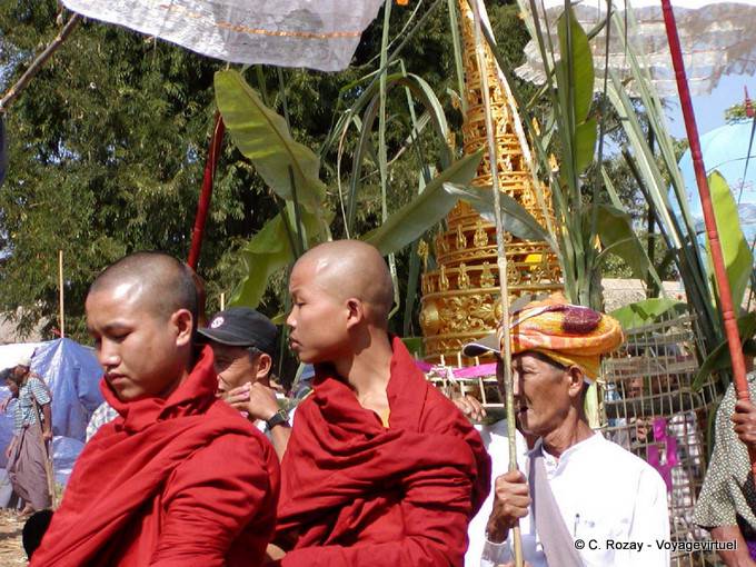 Doorure en palanquín y afeitadas monjes procesión Taung Para Lago Inle - Myanmar (Birmania)