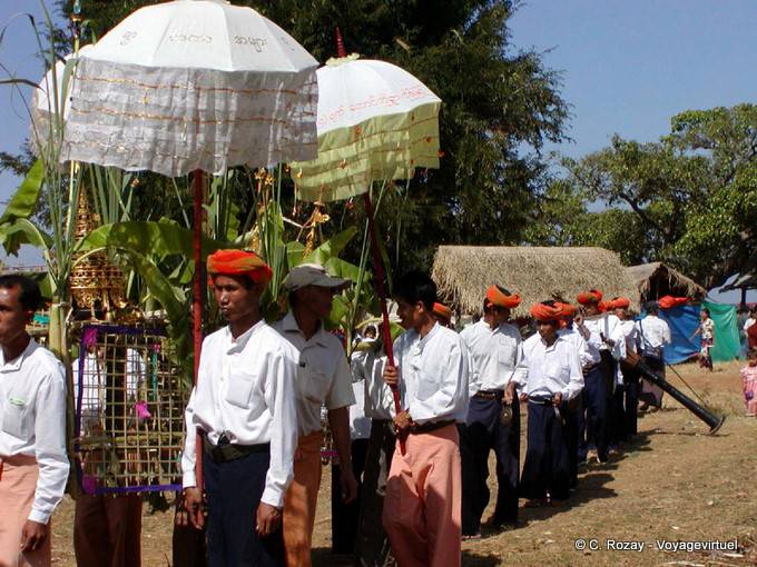 El desfile reliquia y procesionaria en Taung To, Lago Inle - Myanmar (Birmania)