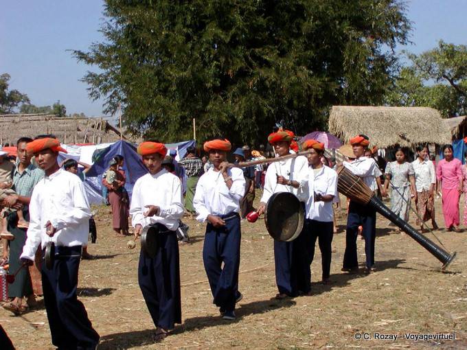 Grupo de músicos en la procesión, Taung To, Lago Inle - Myanmar (Birmania)