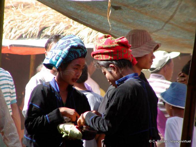 Transacción discreta entre mujeres Paos, lago Inle - Myanmar (Birmania)