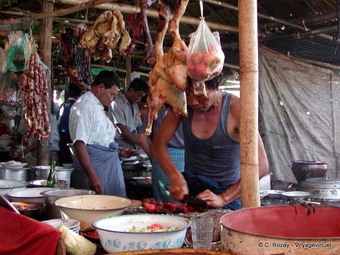 Aves y embutidos que cuelgan del mercado, Lago Inle - Myanmar (Birmania)
