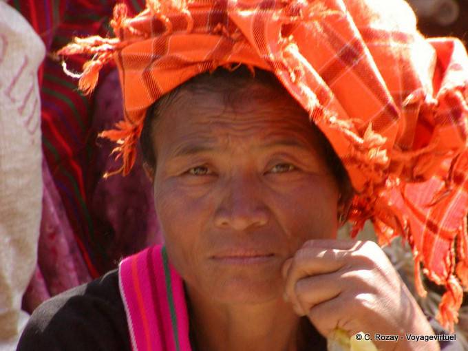 La mirada de la mujer pensativa Pa-o, Lago Inle - Myanmar (Birmania)