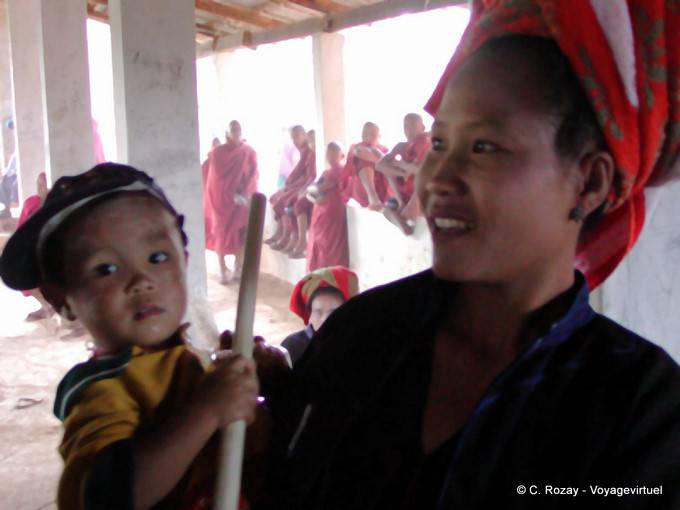 Thaung dedo del pie, novicios y Pa-huesos, lago Inle - Myanmar (Birmania)