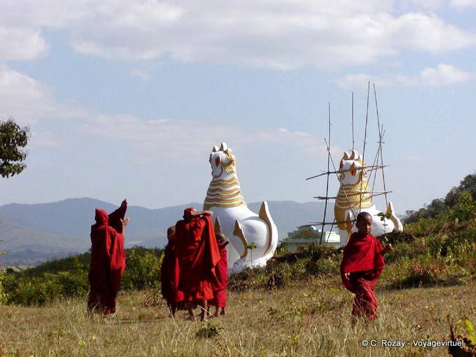 Monjes y dragones cerca de Shan Templo Khaung Daing, Lago Inle - Myanmar (Birmania)
