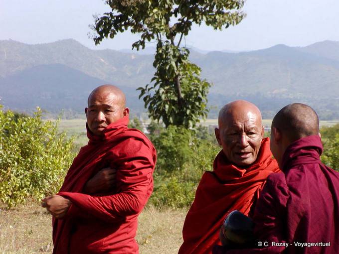 Monjes birmanos viejos en rojo rubí, Lago Inle - Myanmar (Birmania)