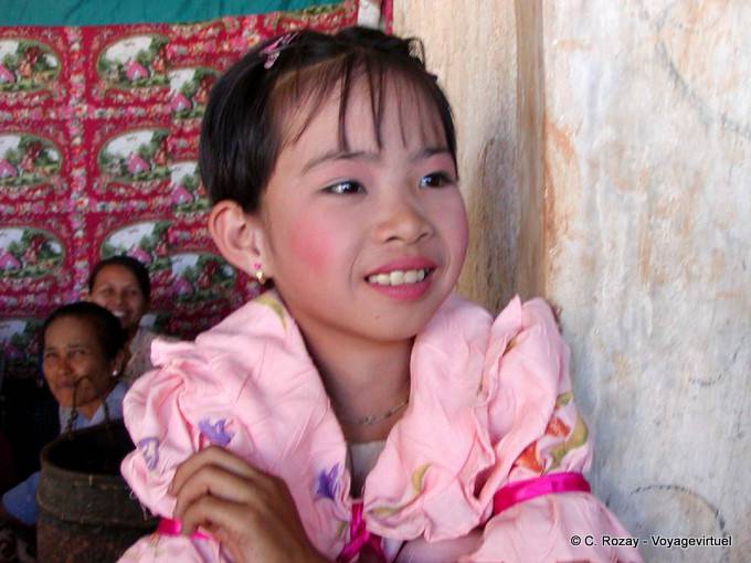 Muchacha de la sonrisa birmano en vestido rosa, Lago Inle - Myanmar (Birmania)