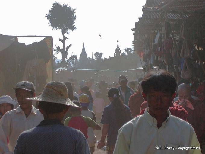 Atmósfera polvorienta durante el mercado Khaung Daing, Lago Inle - Myanmar (Birmania)