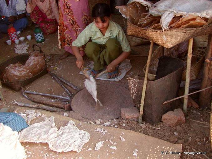 Preparación de las empanadas en la arena, el mercado Khaung Daing, Lago Inle - Myanmar (Birmania)