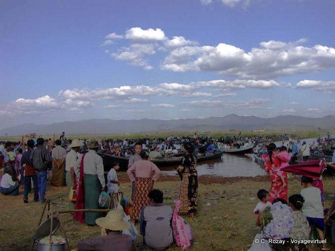 Multitud de comenzar de nuevo después de que el mercado y la fiesta religiosa, Khaung Daing, Lago Inle - Myanmar (Birmania)