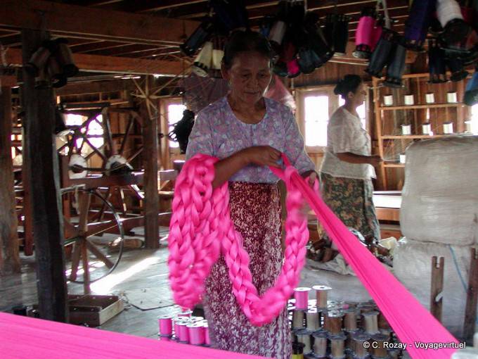 Conseguir seda trenzada, Lago Inle - Myanmar (Birmania)