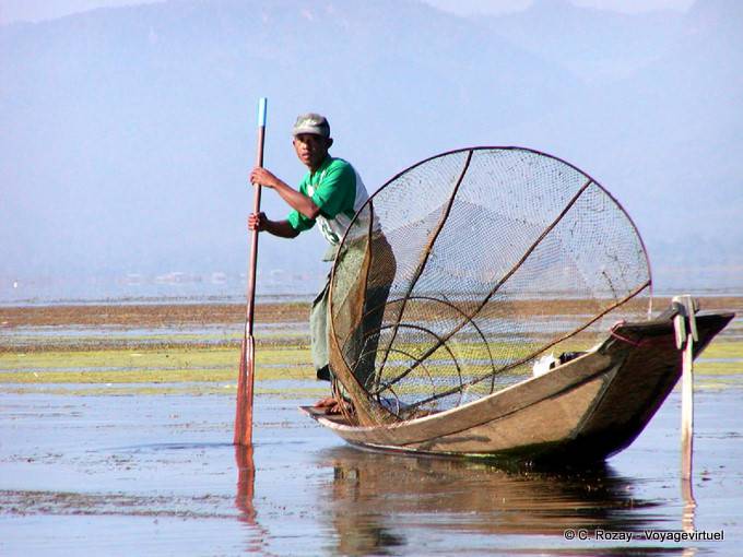 Pescador utilizando el remo como un polo de navegación, Lago Inle - Myanmar (Birmania)
