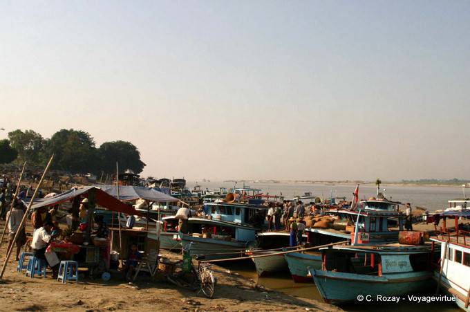 Barcos en el puerto de Mandalay - Myanmar (Birmania)