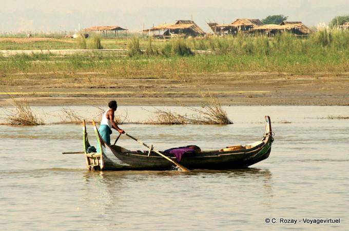 Pasando remo barco, río Ayerwayadi, Mandalay - Myanmar (Birmania)