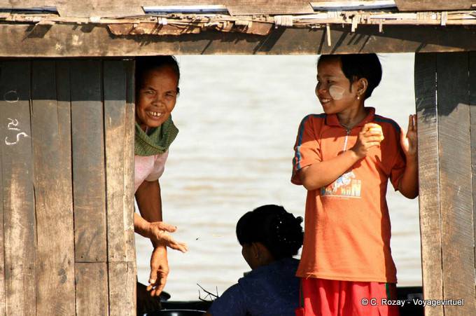Sonrisas de paso en barco por el río Irrawaddy, Mandalay - Myanmar (Birmania)