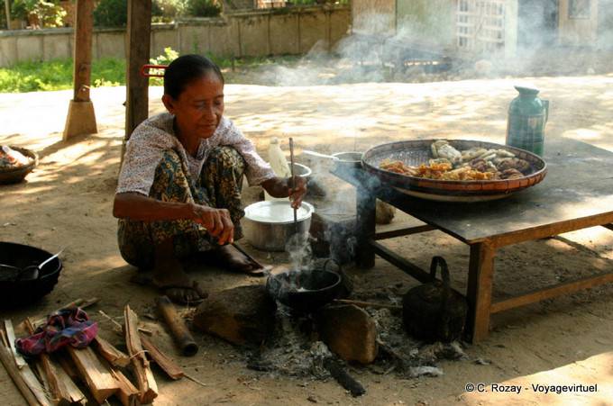 Cocina al aire libre, Mingun, Mandalay - Myanmar (Birmania)
