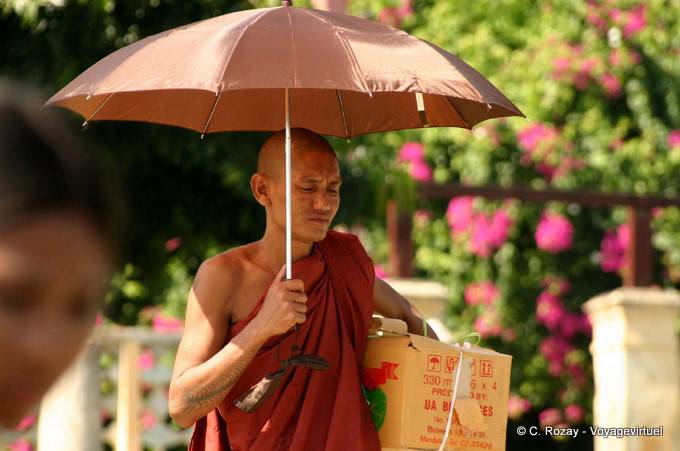 Mingun, el monje con el paraguas, Mandalay - Myanmar (Birmania)