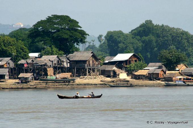 Pueblo de pescadores cerca de Mingun, Mandalay - Myanmar (Birmania)