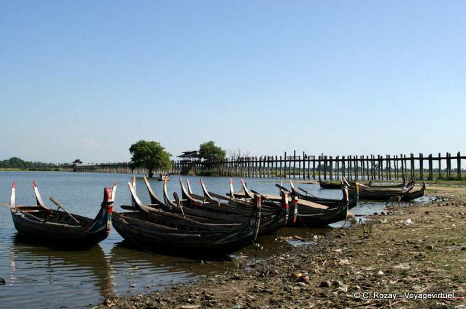 U Bein puente y barcos tradicionales amarrado, Lago Taungthaman, Mandalay - Myanmar (Birmania)