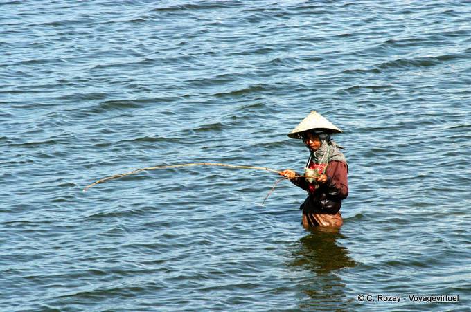 Pescador en el lago Taungthaman, Mandalay - Myanmar (Birmania)