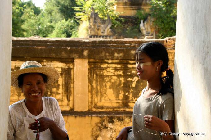 Sonrisas femeninas, Maha Aung Mye Bonzan, Mandalay - Myanmar (Birmania)