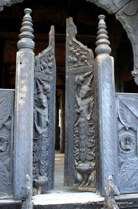 Puerta batiente tallado, monasterio Bagaya Kyaung, INWA, Mandalay - Myanmar (Birmania)