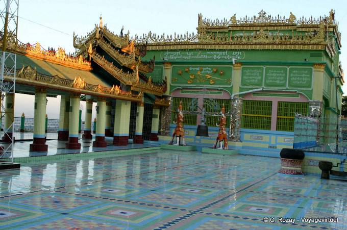 En el Sun Pagoda U Ponnya Shin, Sagaing, Mandalay - Myanmar (Birmania)