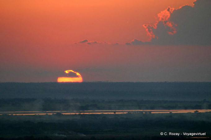 El sol se pone sobre el Irrawaddy, Mandalay, Sagaing - Myanmar (Birmania)