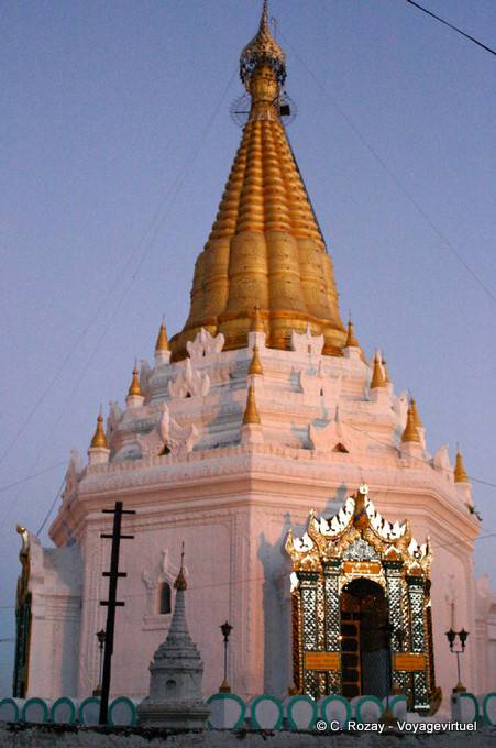 Una pagoda estupa U Ponnya Sun Shin, Sagaing, Mandalay - Myanmar (Birmania)