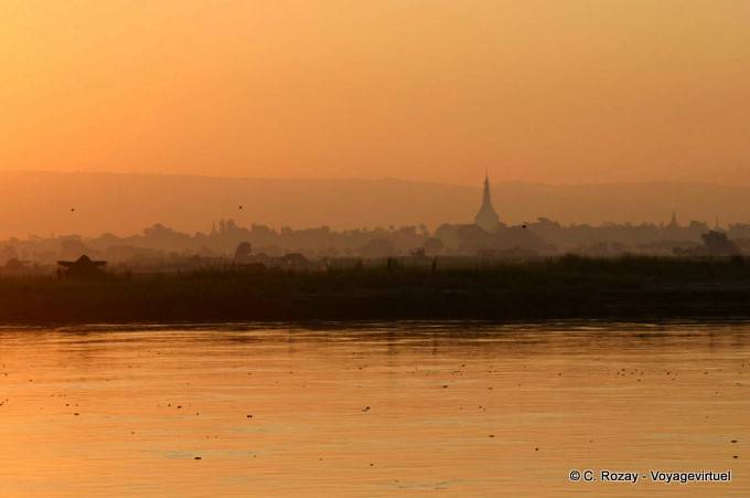 El río de oro por la mañana temprano, Mandalay - Myanmar (Birmania)