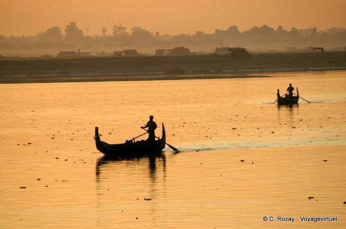 Barcos en la madrugada del Ayeyarwady, Mandalay - Myanmar (Birmania)