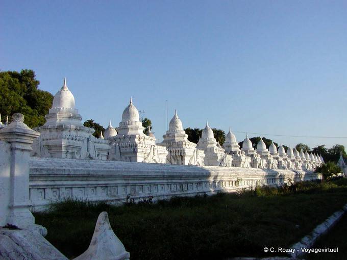 Algunos de los 769 stupas Ledger Kuthodaw, Mandalay - Myanmar (Birmania)