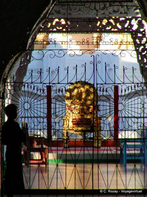 Kuthodaw Pagoda, el trono real, Mandalay - Myanmar (Birmania)