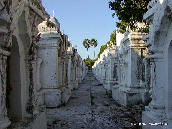 Mandalay, stupas alineación del Tipitaka, Kuthodaw - Myanmar (Birmania)