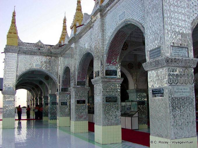 Pagoda Sutaungpyai, escenario al aire libre en lugar kitsch - Myanmar (Birmania)