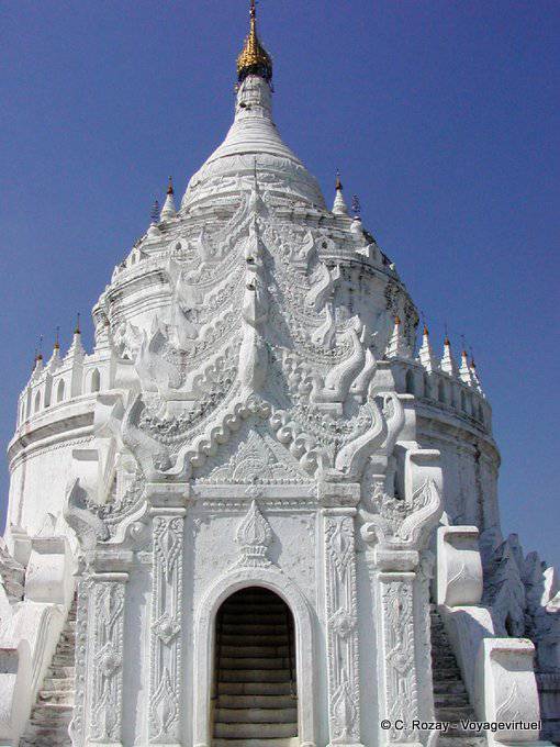 Centrarse en la estupa, Hsinbyume Pagoda Mingun, Mandalay - Myanmar (Birmania)