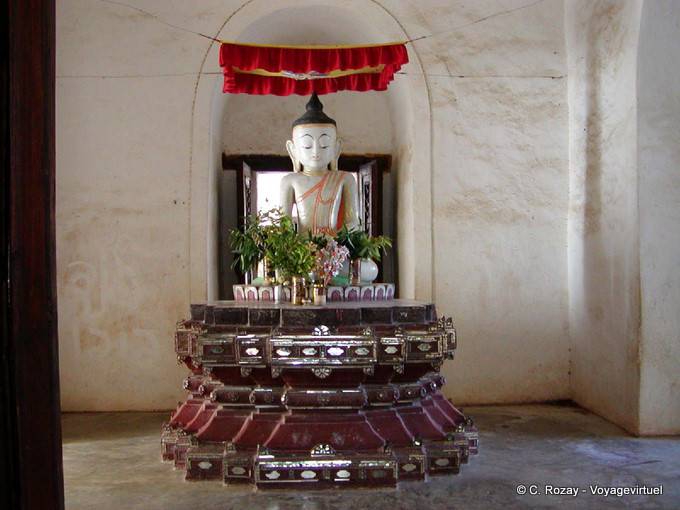 Buda en un ambiente despojado - Myanmar (Birmania)
