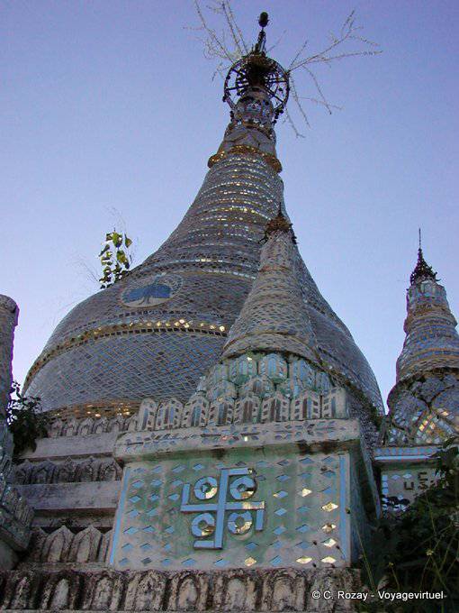 Estupa Pagoda en la colina de Sagaing - Myanmar (Birmania)