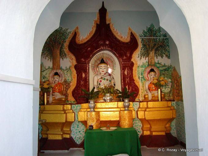 Tríptico de Budas en un altar-U-Ponnya Sun-Shin, Mandalay - Myanmar (Birmania)