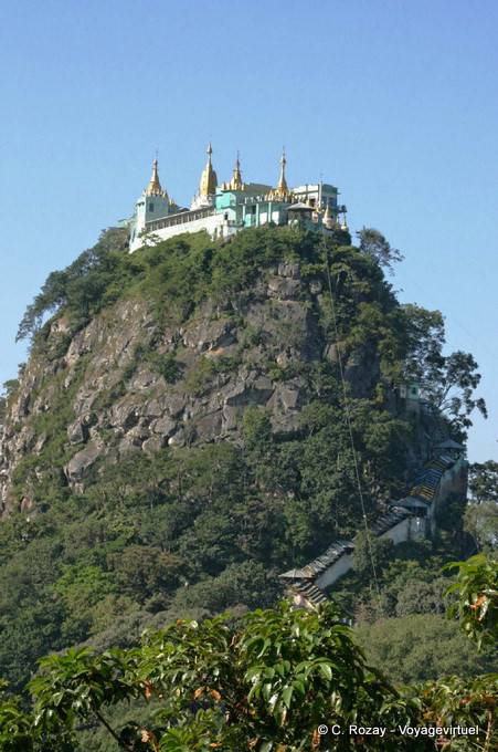 Monasterio en la parte superior de Taung Kalat, Monte Popa - Myanmar (Birmania)