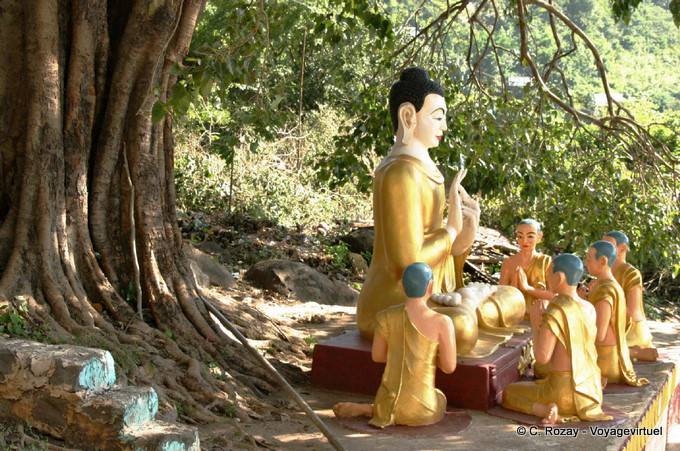 Conjunto de orar estatuas de Buda en Mudra alrededor del inicio de la rueda de la ley budista o la predicación, el Monte Popa - Myanmar (Birmania)