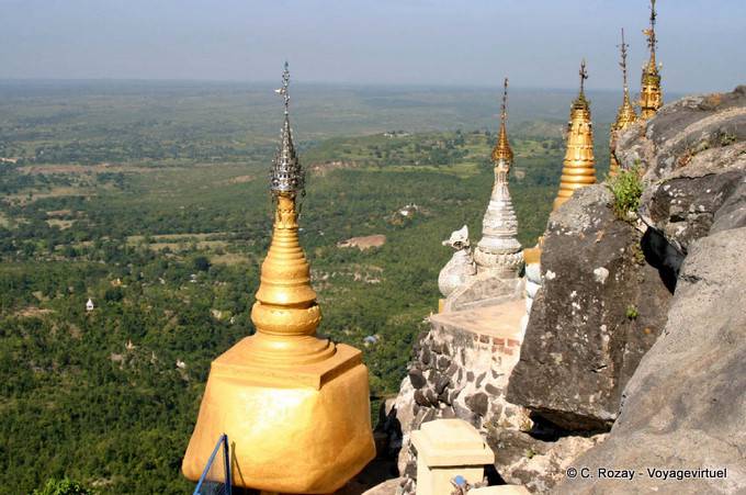 Vistas Golden Rock y de país, al pie de Taung Kalat, Monte Popa - Myanmar (Birmania)