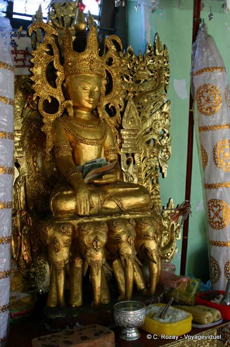 Crowned Buddha en elefantes, Taung Kalat, Monte Popa - Myanmar (Birmania)