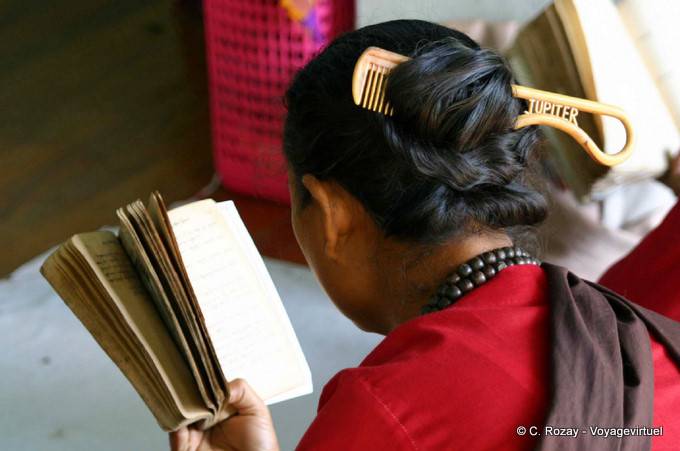 Lectura birmano con un peine en el cabello, el Monte Popa - Myanmar (Birmania)