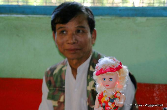La muñeca de ojos azules Monte Popa - Myanmar (Birmania)