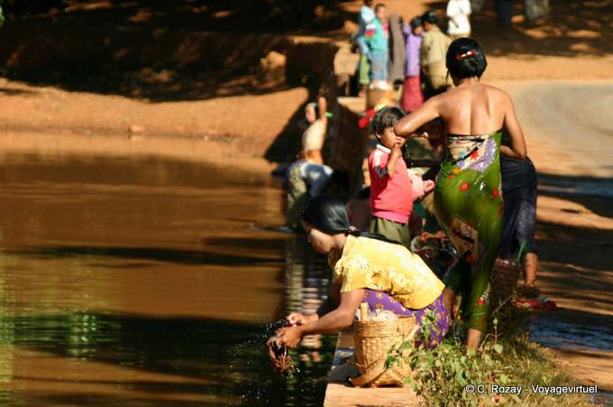 Vestido de la mañana en el agua, Pindaya - Myanmar (Birmania)