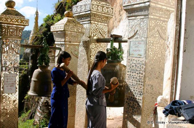Huelga de la campana en el sitio de Pindaya - Myanmar (Birmania)
