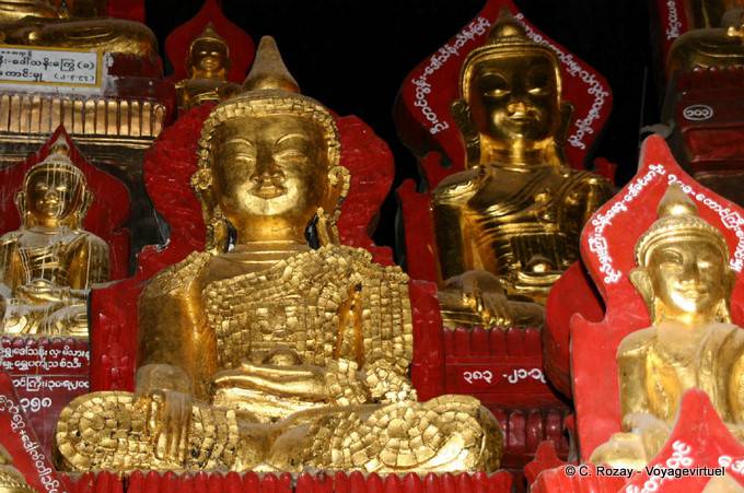Buda de oro en cuevas de piedra caliza Pindaya - Myanmar (Birmania)