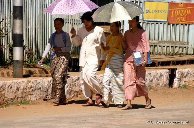 Las mujeres caminan bajo el sol, Pindaya - Myanmar (Birmania)